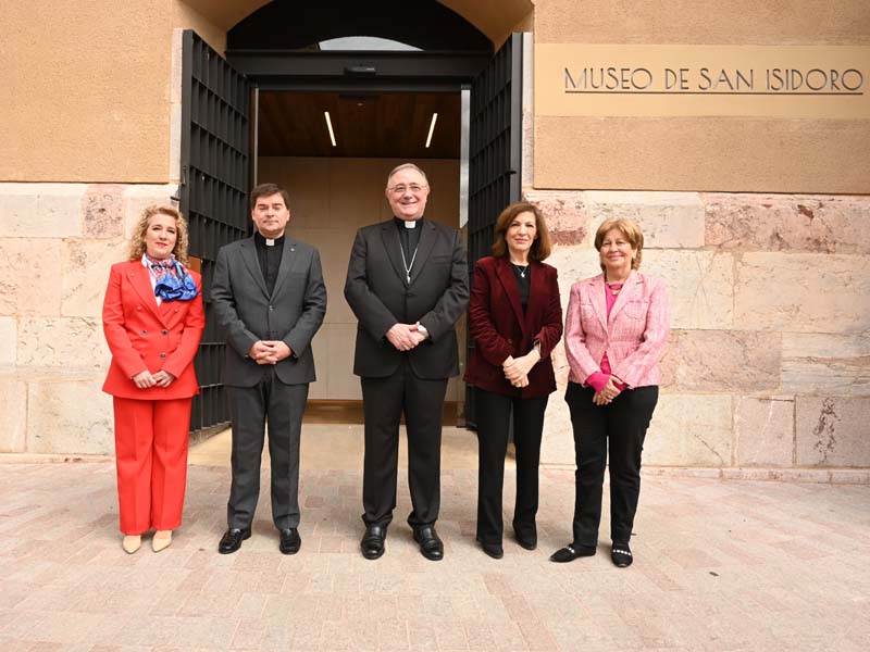 De izqda. a dcha. Raquel Ja&eacute;n, directora del museo, el abad Luis Garc&iacute;a, el obispo de Le&oacute;n Luis &Aacute;ngel de las Heras, la directora de la Fundaci&oacute;n Montemadrid Amaya de Miguel y la patrona de la Fundaci&oacute;n Montemadrid Mar&iacute;a Teresa Mog&iacute;n