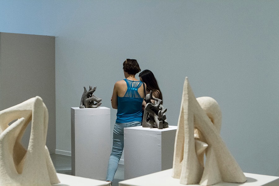 Beatriz Ortega botas grasping a concept In&eacute;ditos